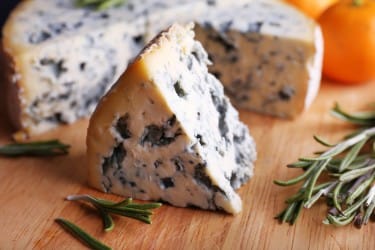 Поскольку аллергию может вызвать в принципе любой продукт, говорить на этом основании об опасности сыров с плесенью не стоит. При умеренном потреблении они безопасны.